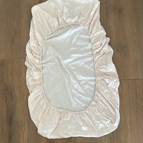 Oilo baby crib sheet. Color white/ peach. One size. - Picture 3 of 4